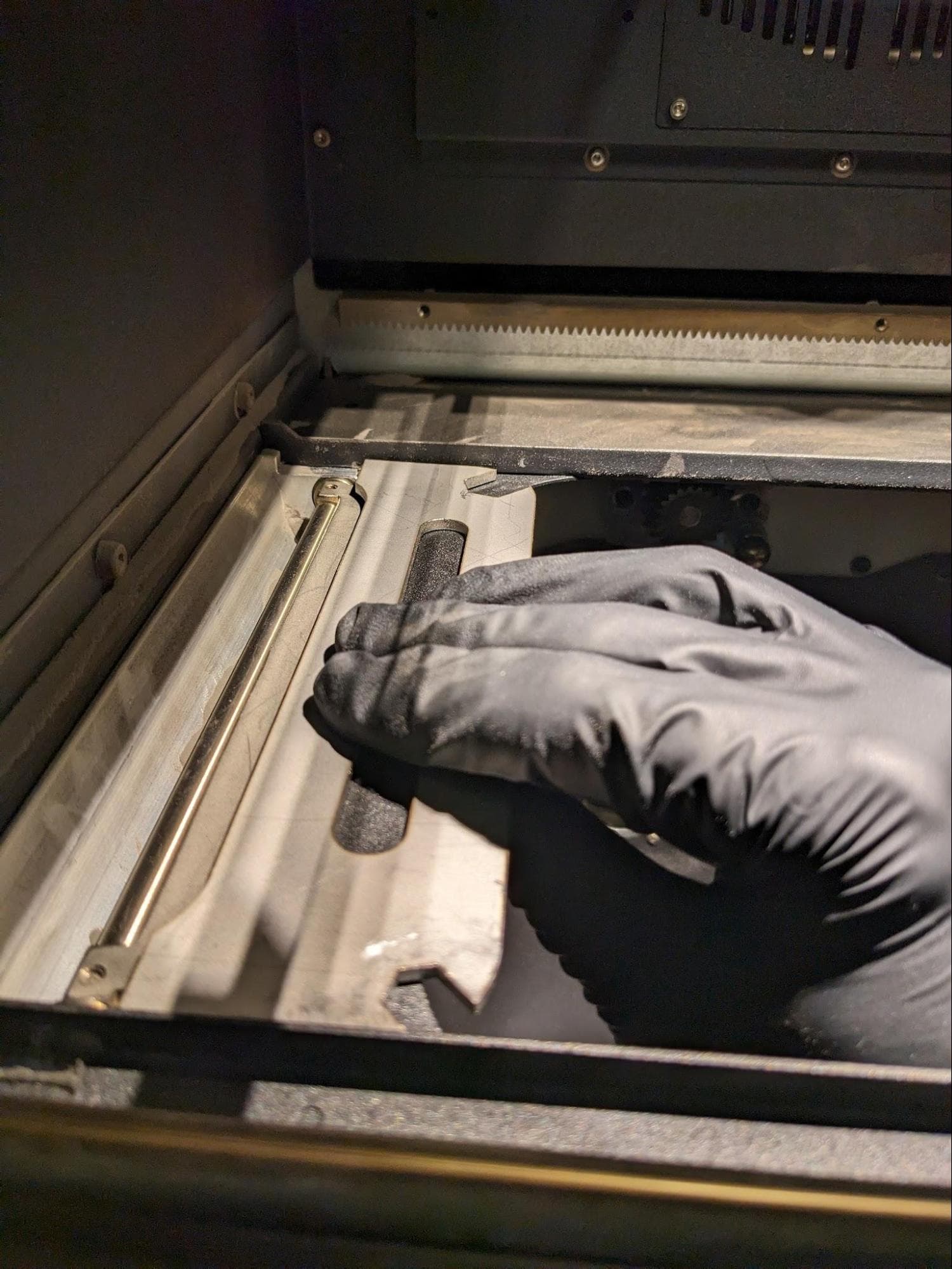 使用翻转板校准工具设置缓冲器侧翻转板的原位