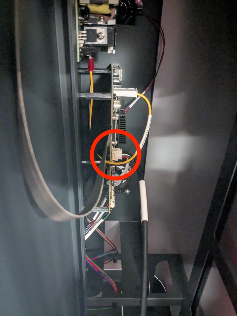 从主板上断开溶剂监测器电缆
