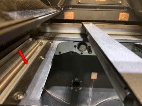 左侧粉末槽,箭头指向粉末槽的内边缘