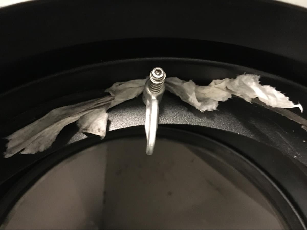 用纸巾清理每个套筒螺母后面的空间