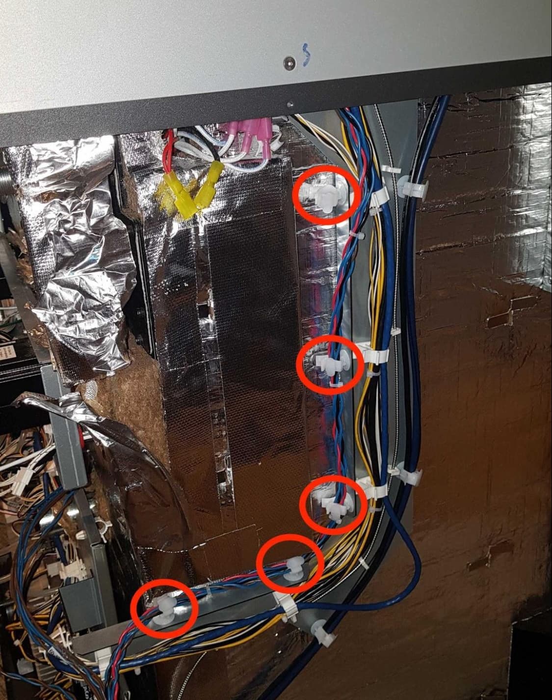安装新的成型室插座和电缆线束