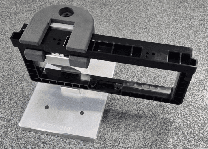 超声波焊接固定装置为放置在金属凳上的 U 形部件,可在作业过程中吸收掉一部分作用力。在此型号设备上,操作员每分钟通常需要焊接三个部件,且每个部件需要焊接两道焊缝。