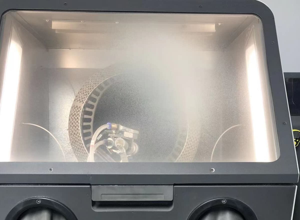 使用玻璃介质喷砂 150 小时后出现窗口起雾的示例