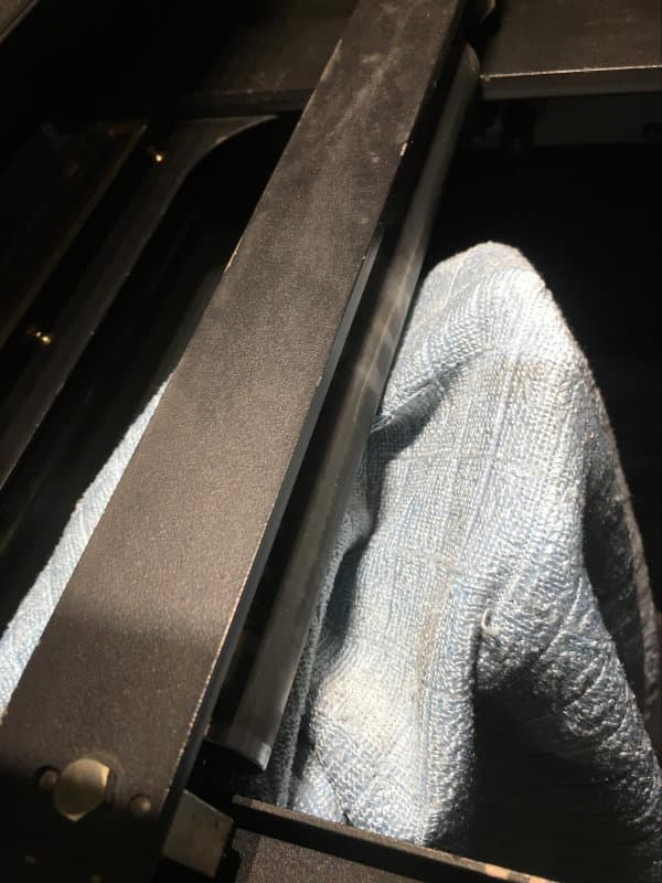 用超细纤维布擦拭 Fuse 1 的重涂机