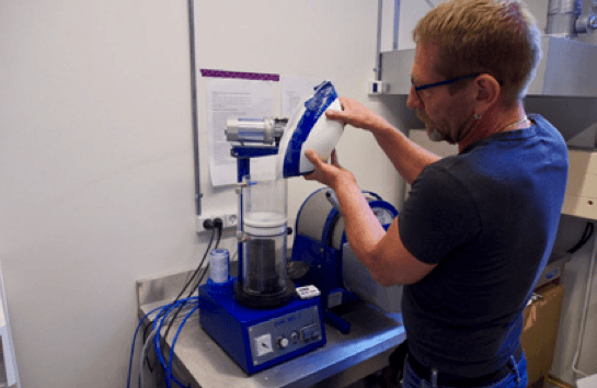 将投资粉和冷蒸馏水混合。