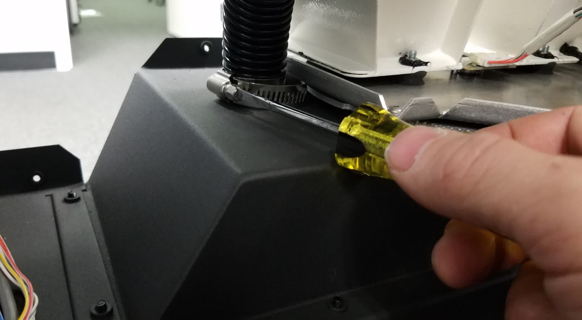 拆卸原有给料器组件
