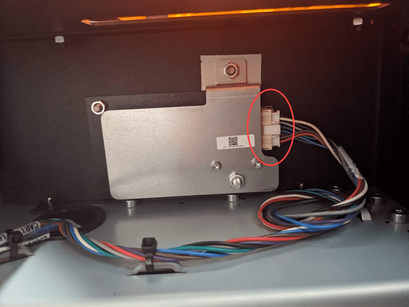 将树脂槽 RFID 电缆连接到电路板替换件上。
