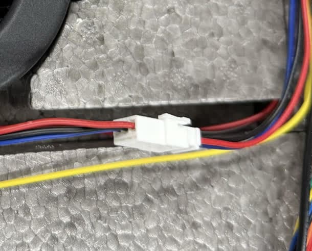 第 2 步:连接风扇电缆