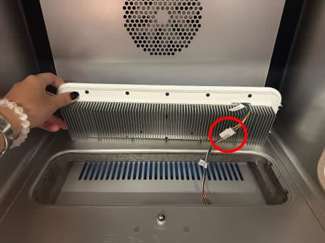 第 2 步:断开 LED 模块电缆