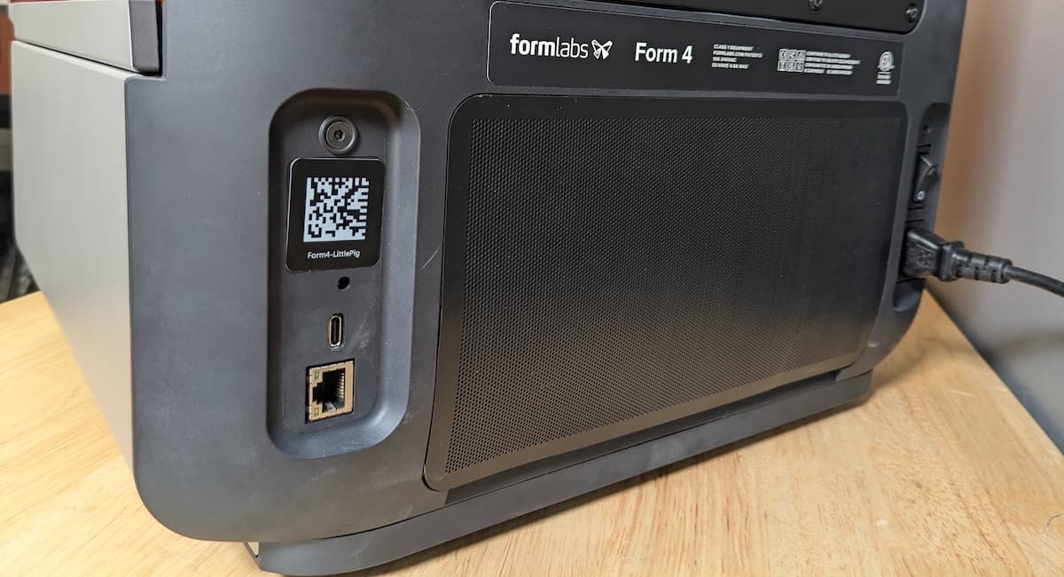 Form 3 后面板上的打印机序列名称