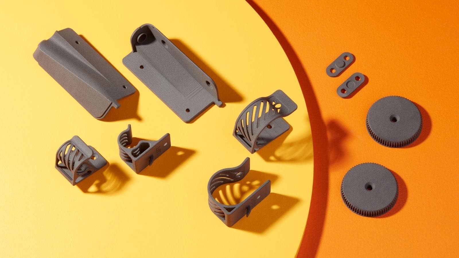 黄色和橙色背景中的 SLS 3D 打印部件
