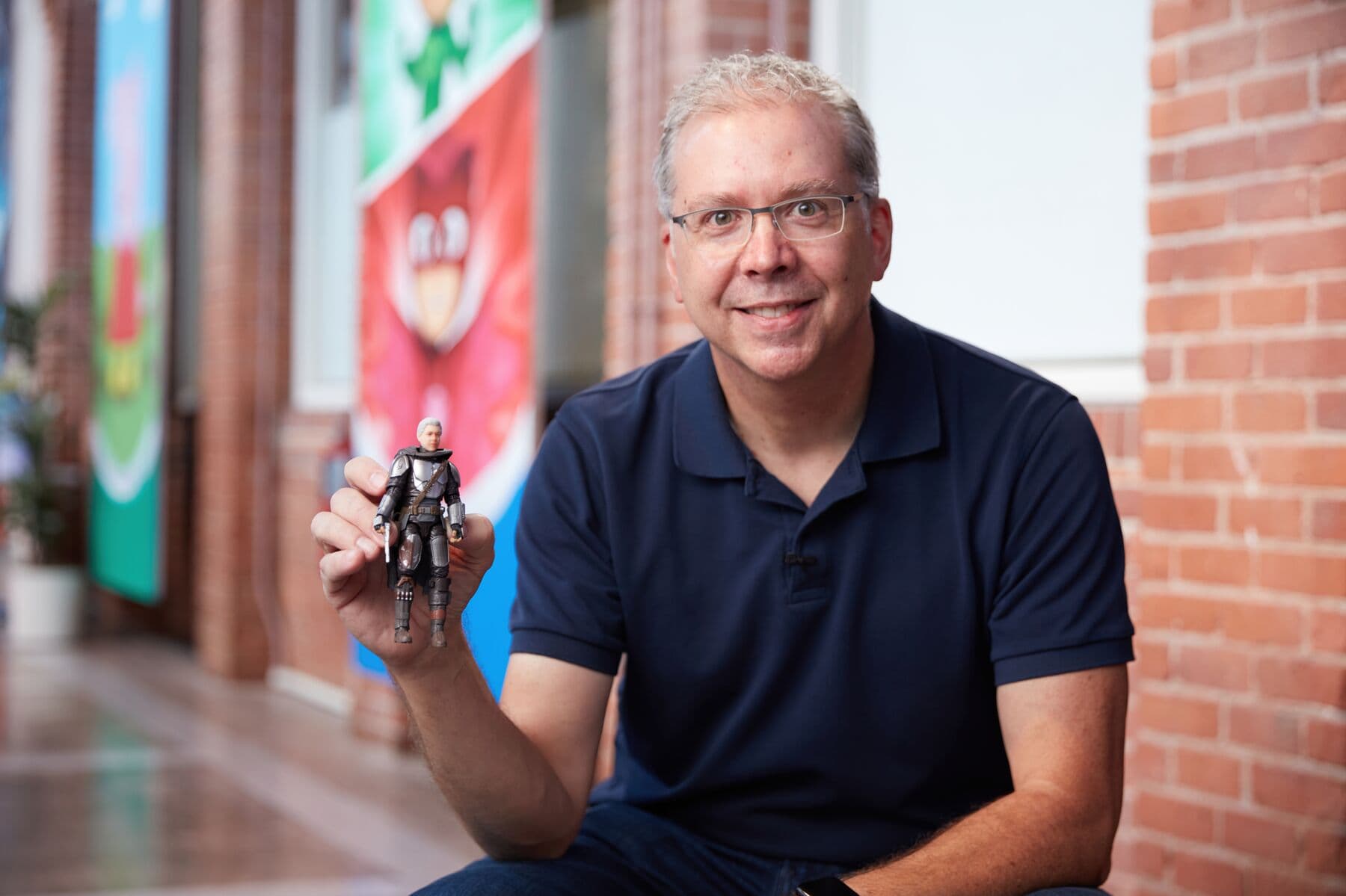 孩之宝的 Patrick Marr 手持 3D 打印的孩之宝可动人偶
