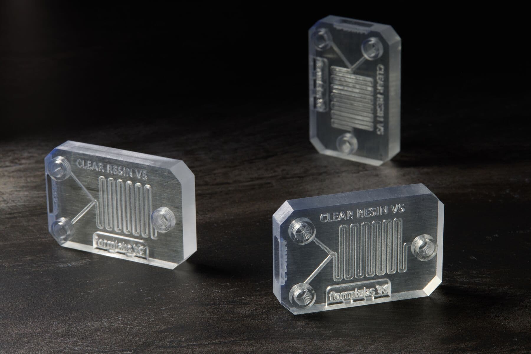 三个使用 Form 4 打印的毫流控芯片