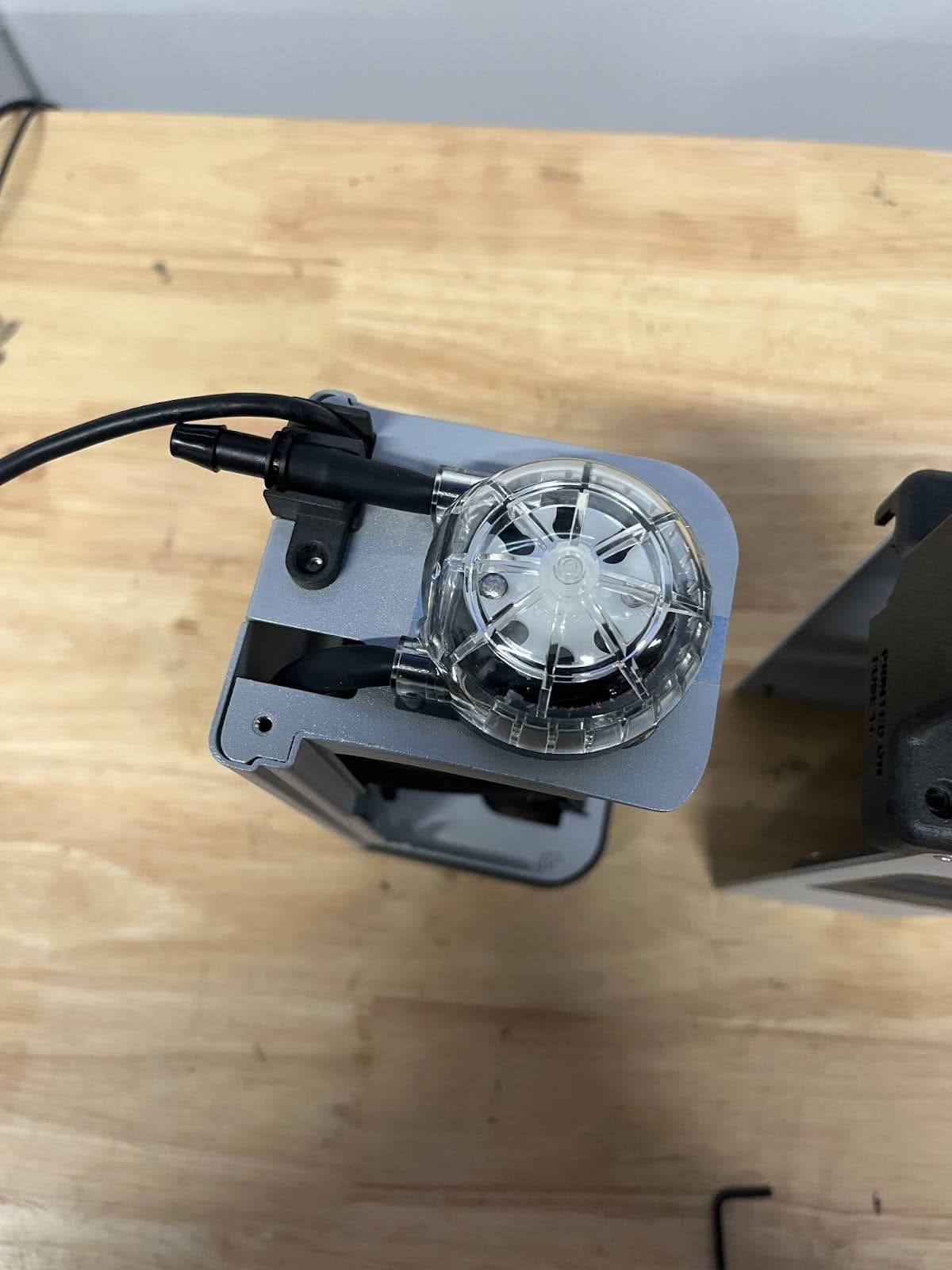 使用 2mm 六角扳手拧紧螺丝,直至完全紧固。