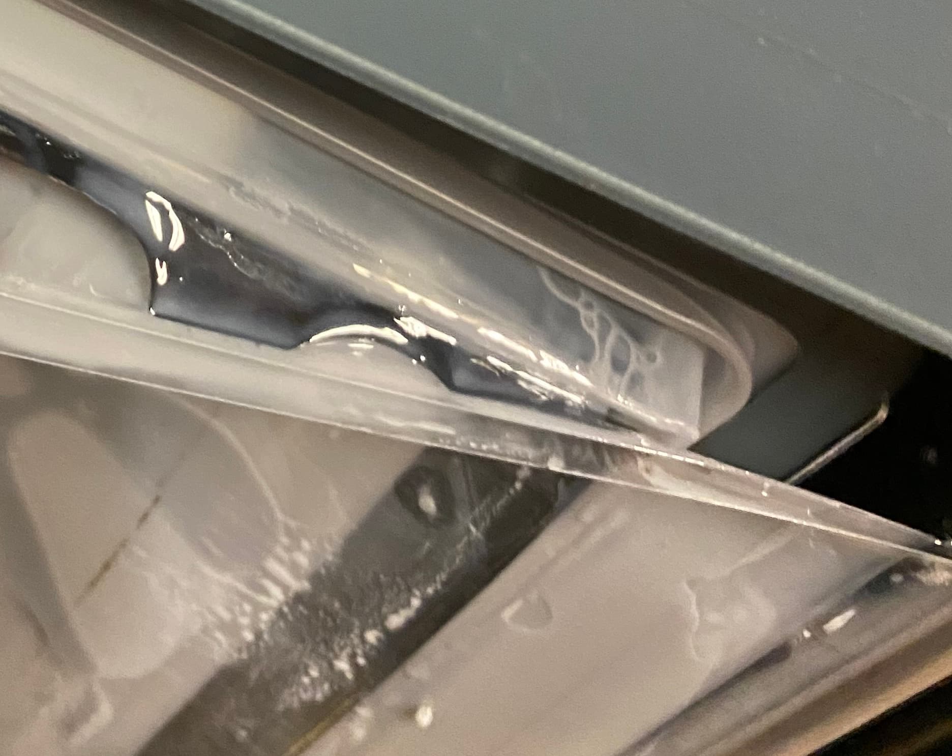 树脂槽覆膜层从树脂槽框上剥落