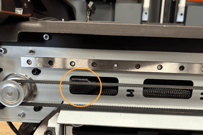 将 HDMI 线缆从混合器传动带后面引出,并通过打印机底座上的槽口向上引至 LPU。