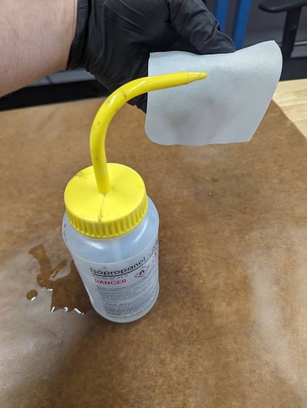 用异丙醇浸湿防磨损抹布