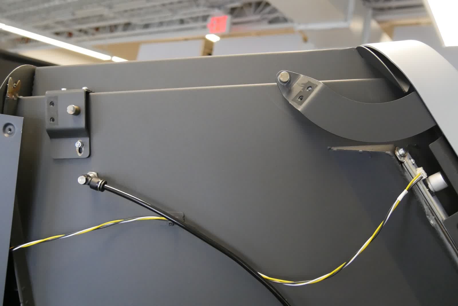已拆除气体弹簧的 Fuse Blast