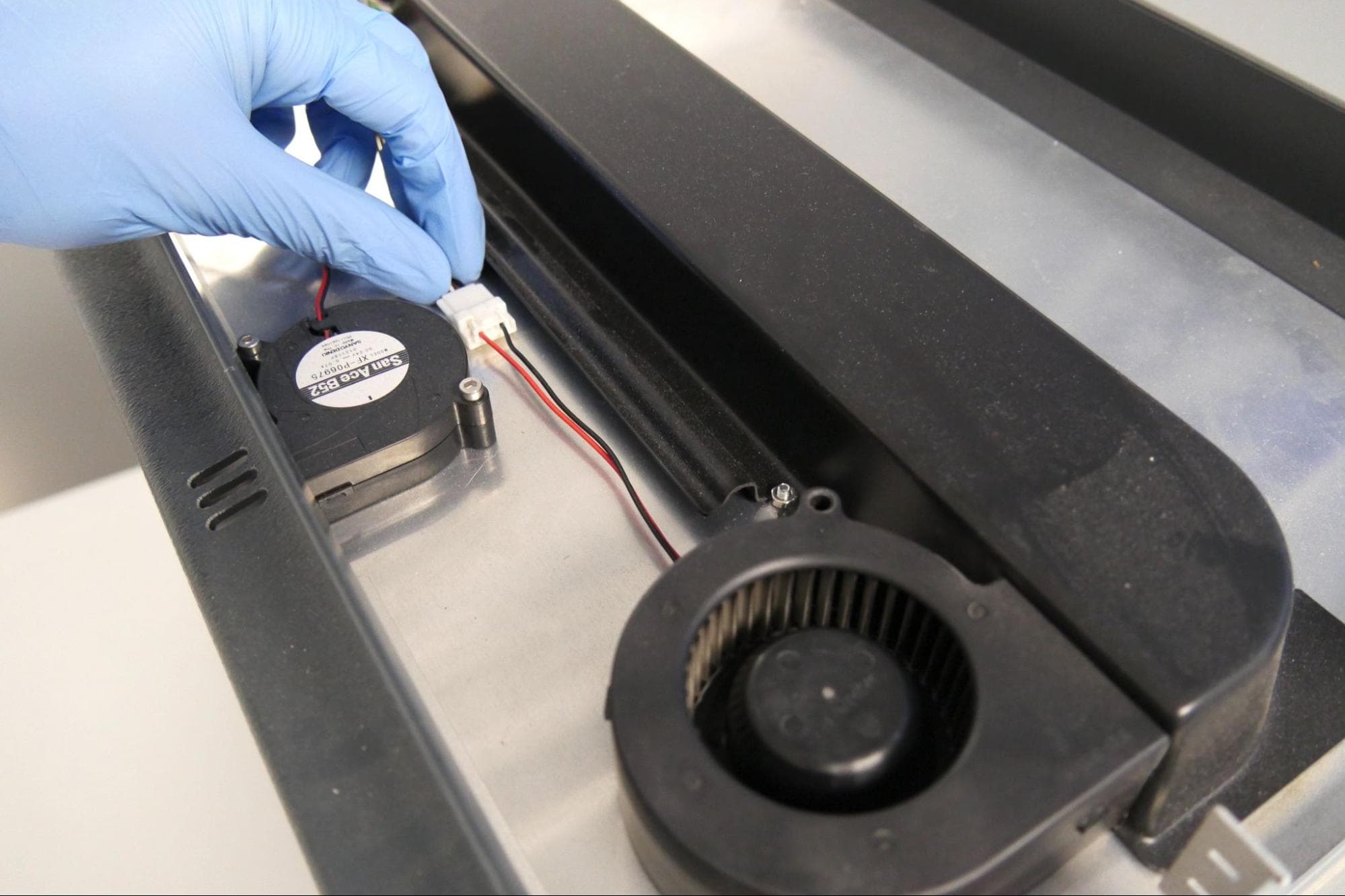 第 2 步:重新连接风扇电缆