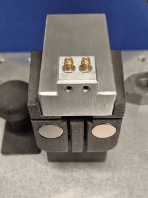 黄铜嵌件放置到固定装置上