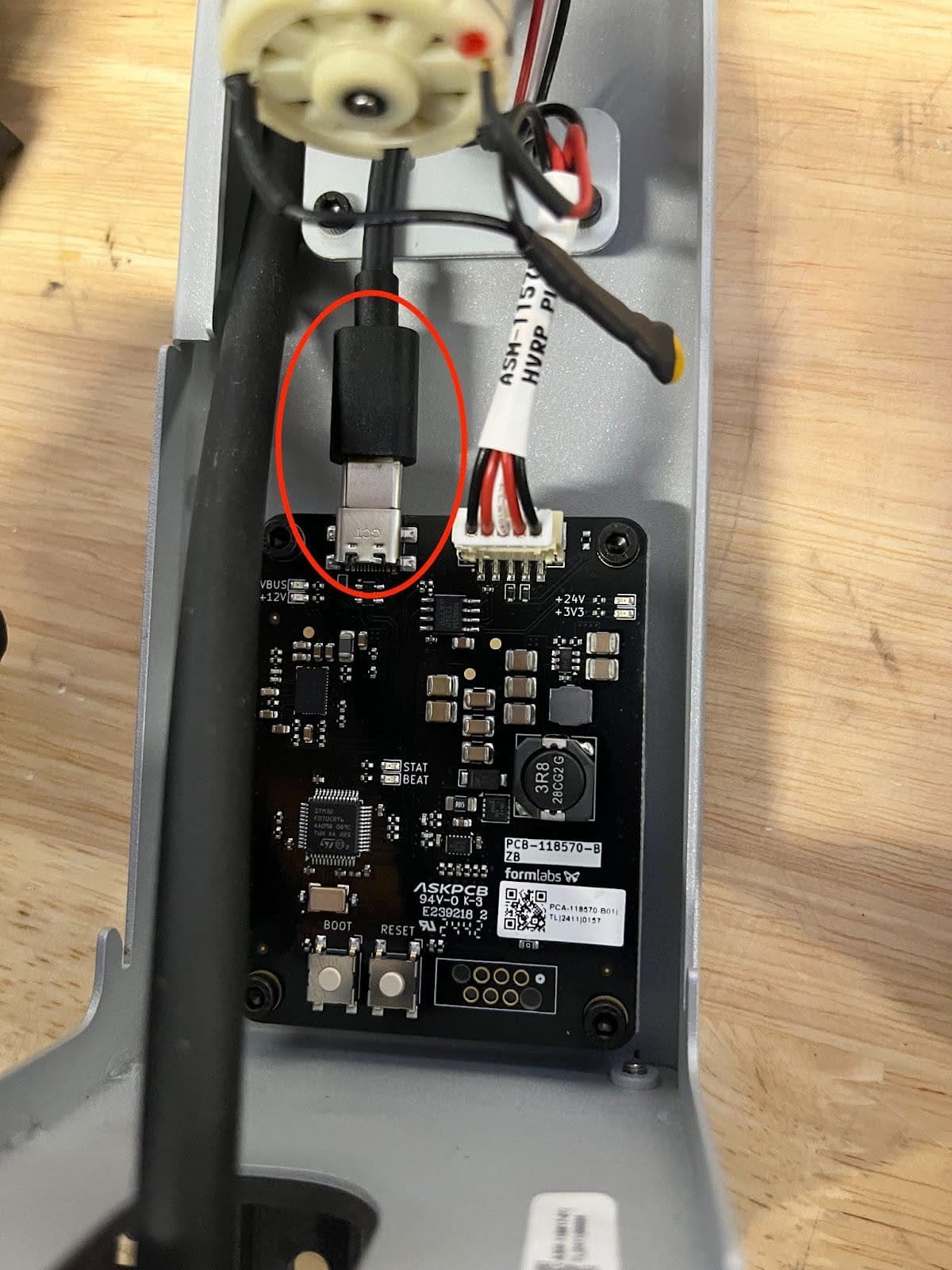 断开 USB-C 连接线