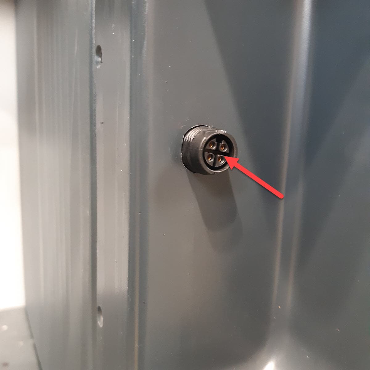 第 5 步:拧下溶剂监测器插座固定螺母