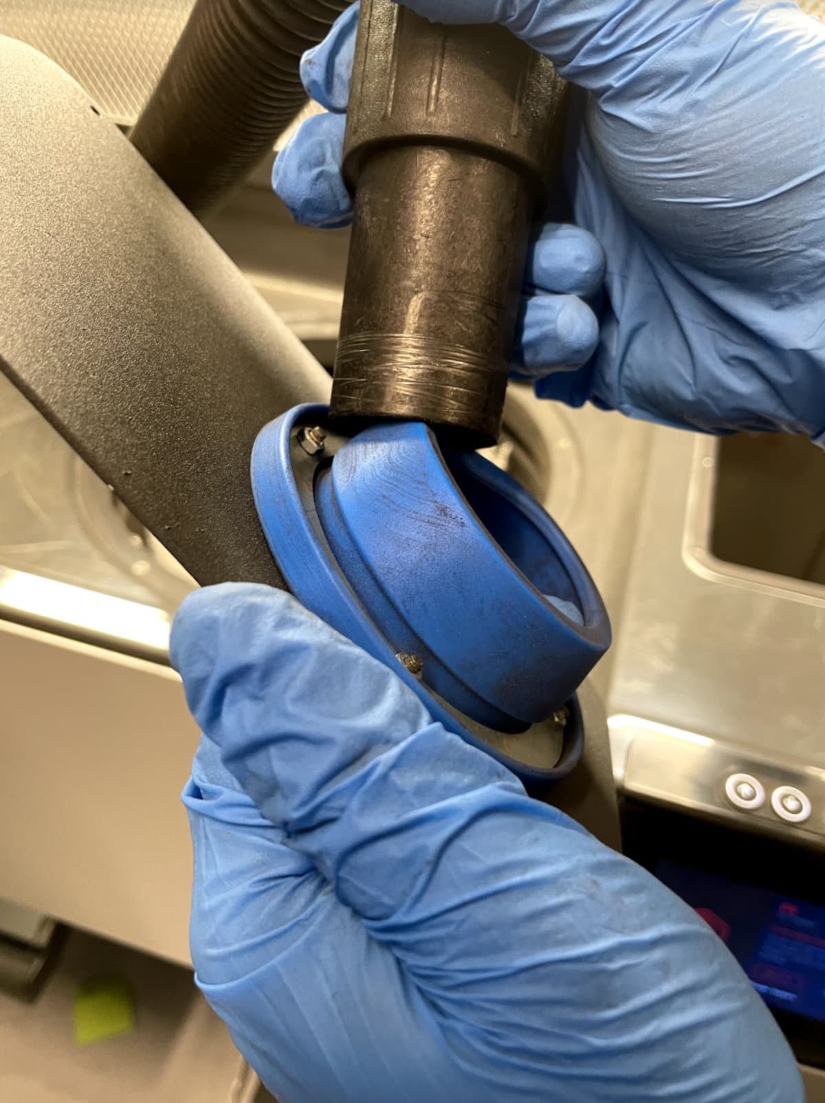 对新粉末料斗盖的内部进行真空清理