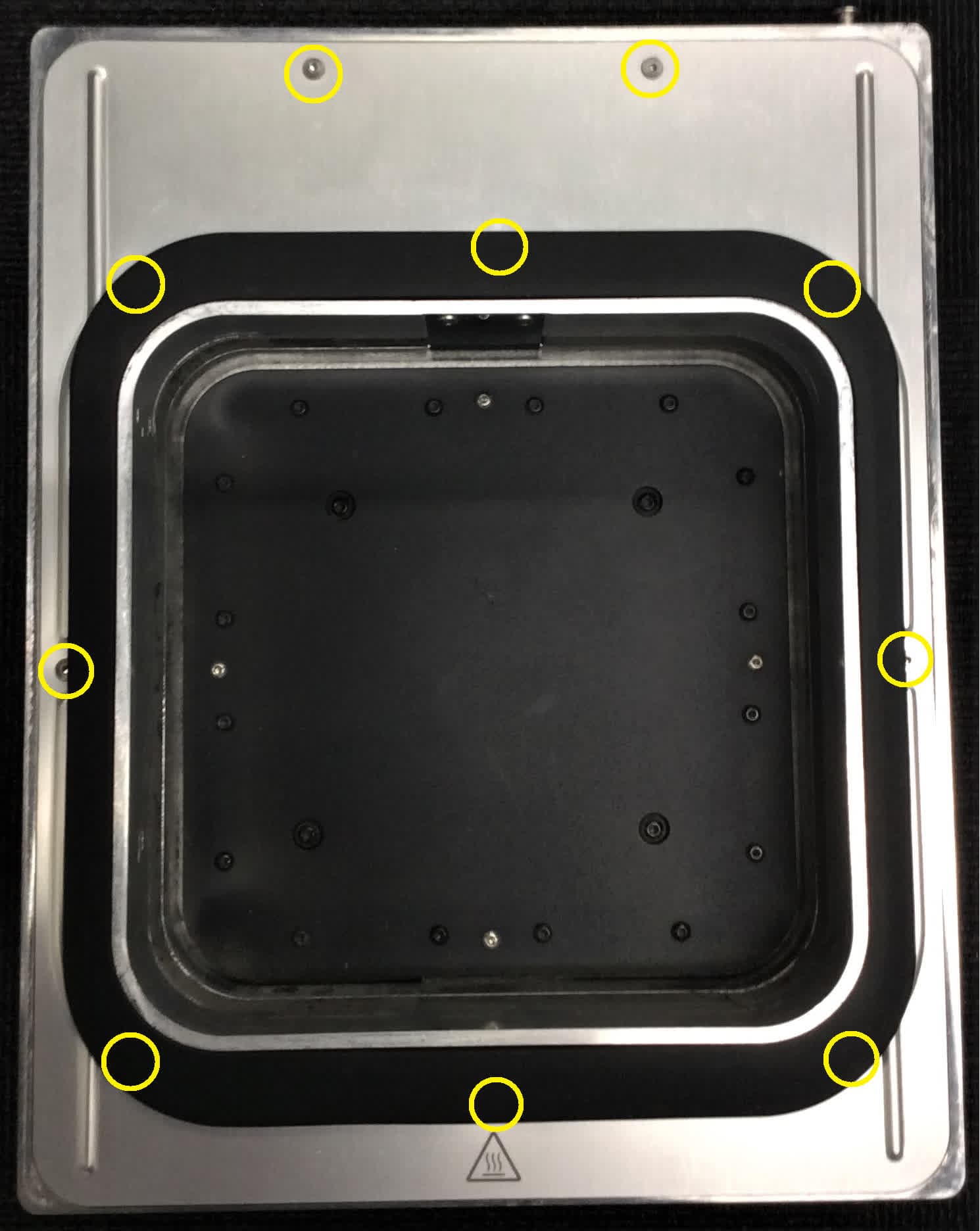 将顶盖重新安装到成型室上