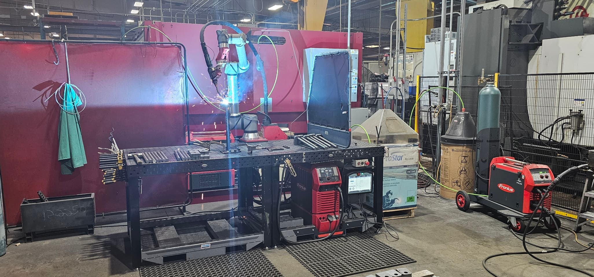 Red Oak Fabrication Genesis 焊接单元,配有 Fanuc 机械臂。