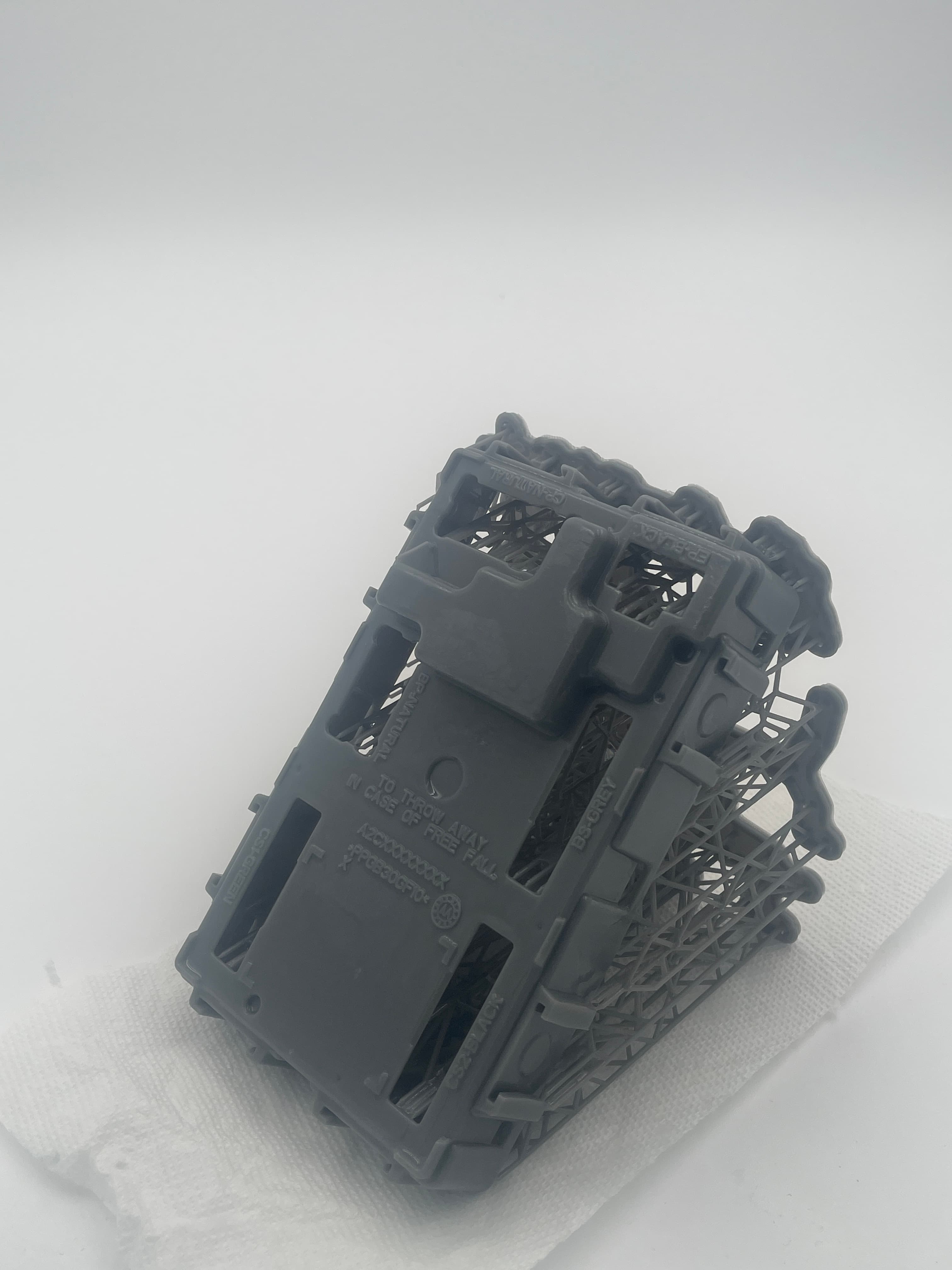 带支撑结构的灰色 3D 打印部件