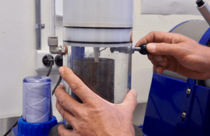 将包埋料从铸造瓶边缘注入