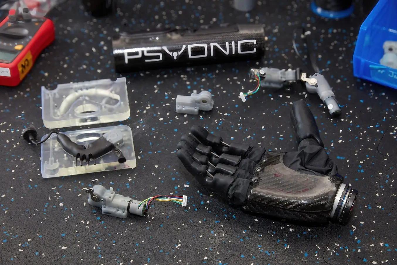 Psyonic 公司使用硅胶嵌模成型制造义肢手指。