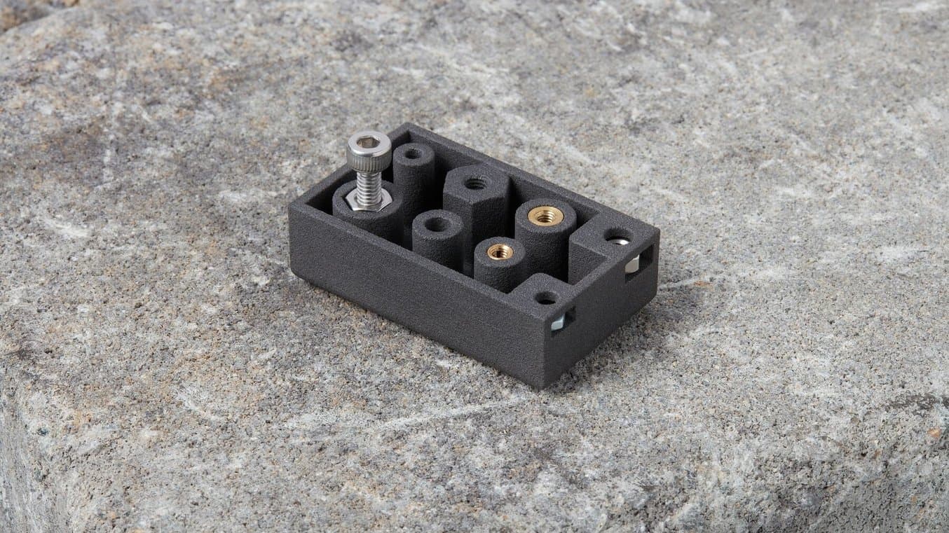 测试部件,其中机器螺丝安装在压花螺母内。