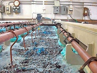 将遮蔽部件浸入电镀槽中。