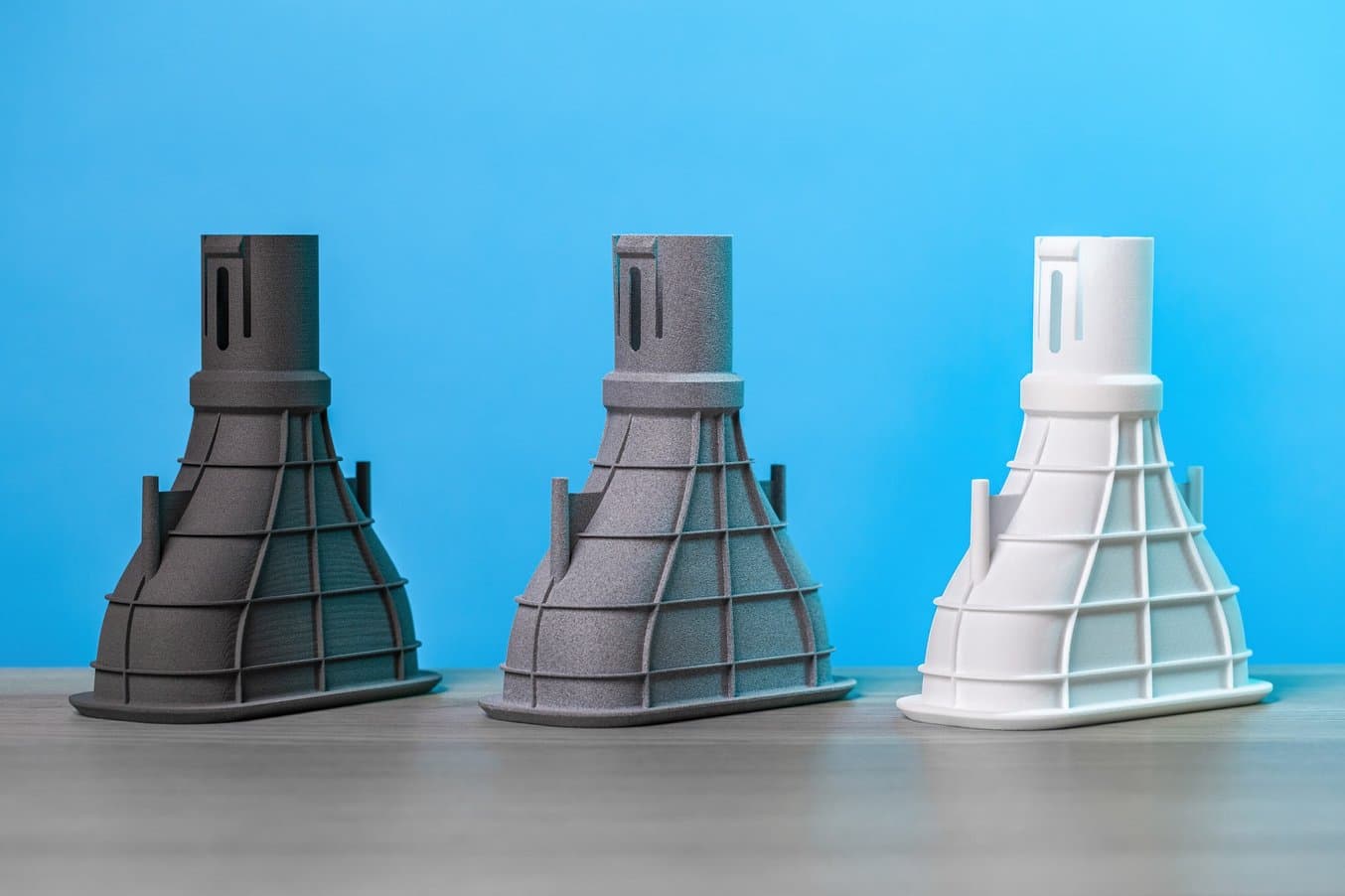 使用 Formlabs Fuse 1+ 30W、HP MJF 和 EOS SLS 3D 打印机打印的部件。