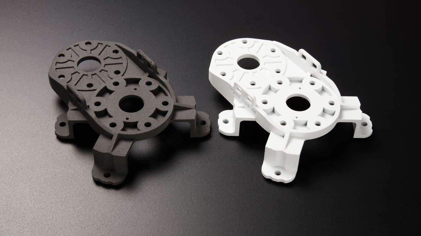 两个 SLS 3D 打印回转装置,一个已应用 Cerakote 涂层,一个未应用