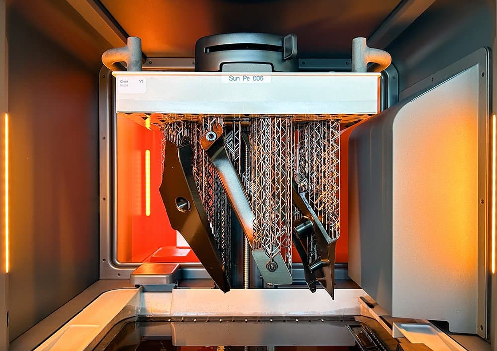 Form 4L 3D 打印机内构建平台上的黑色部件