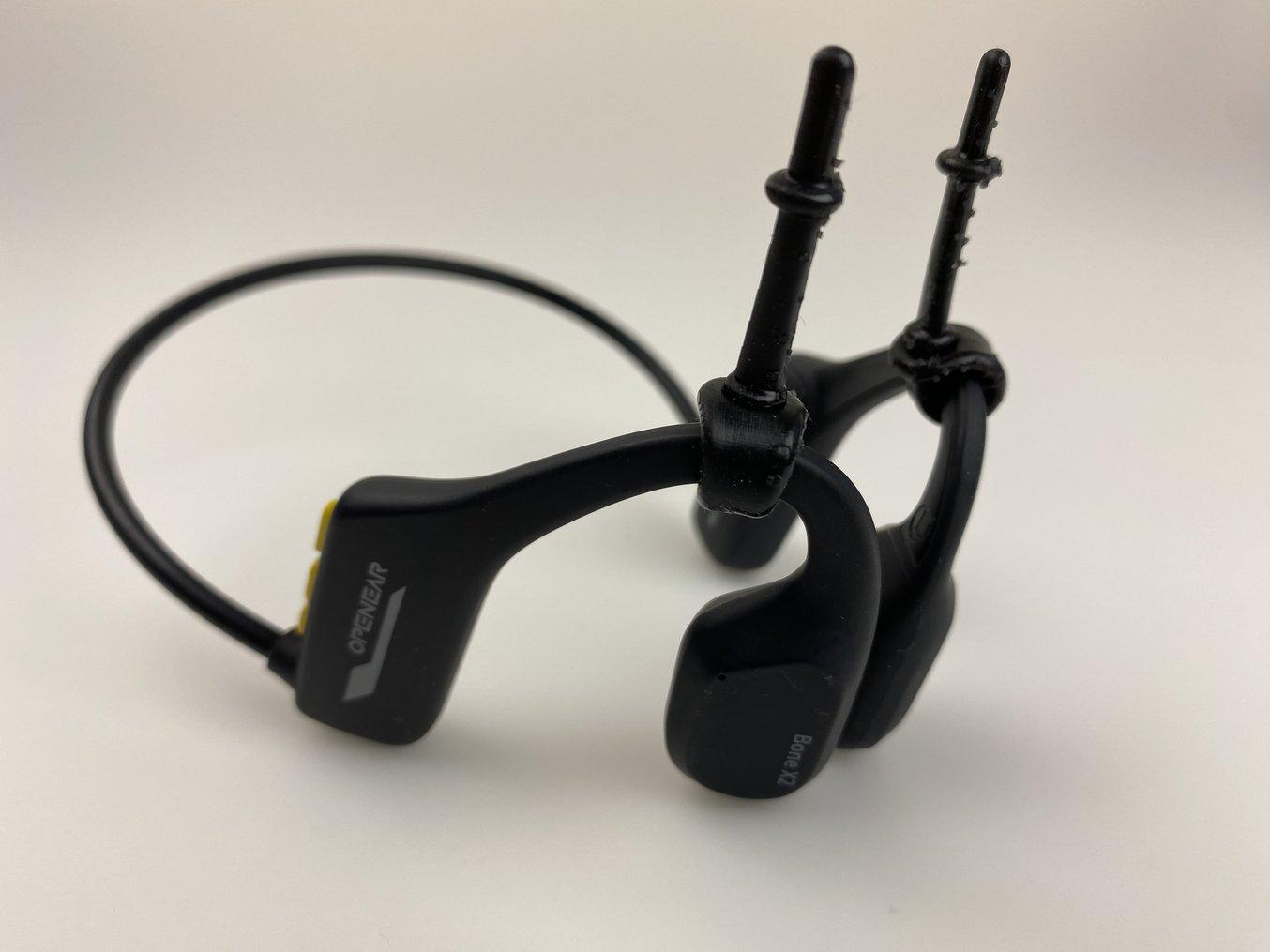 该团队开发了一个小型硅胶附件来固定耳机，并额外增加稳定性。