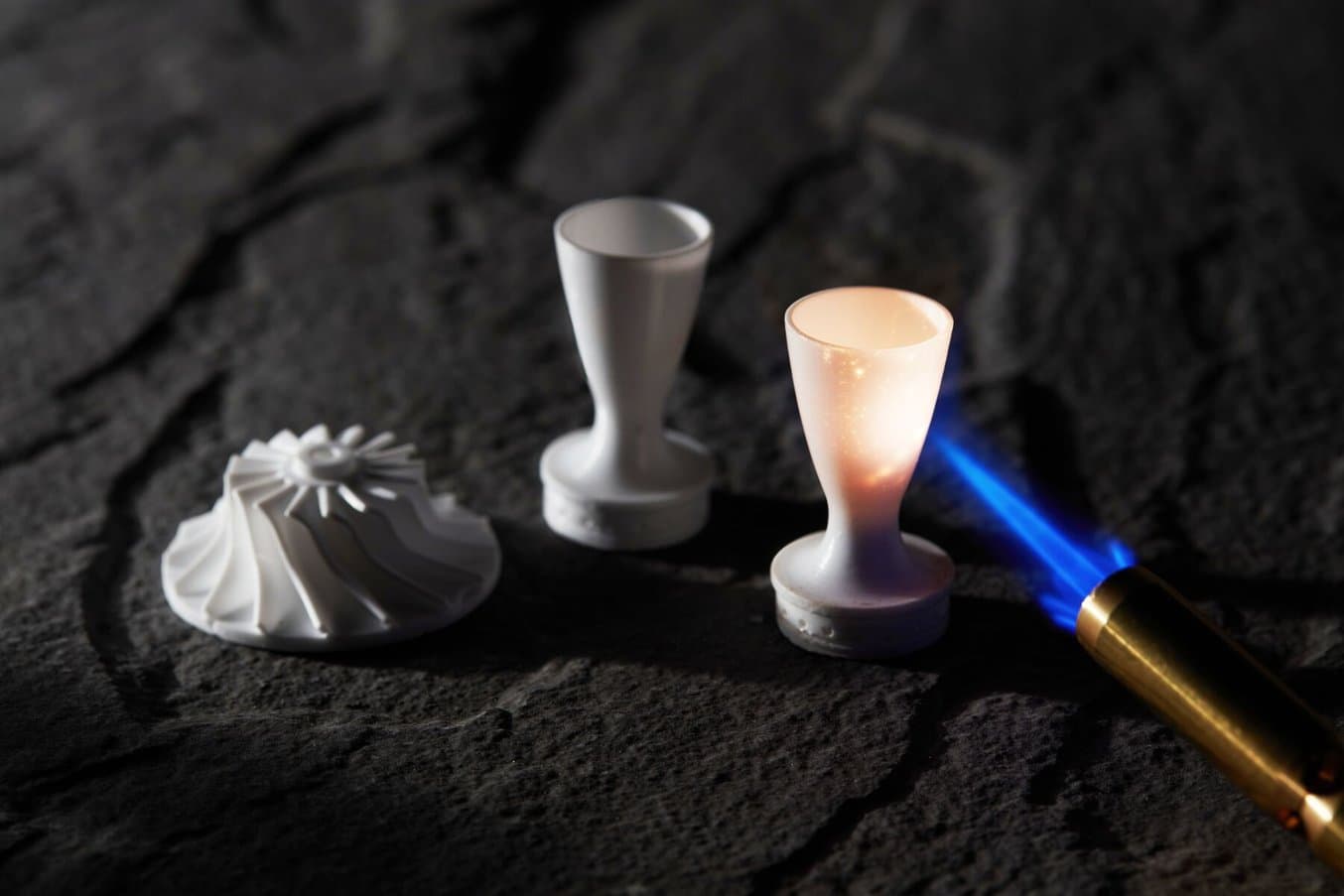 焊枪使 Alumina 4N Resin 打印部件发光。