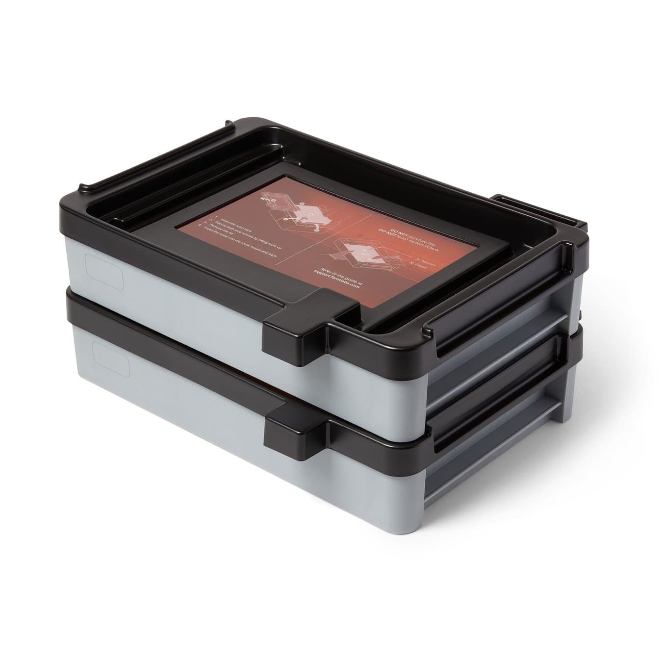 两个 Formlabs Form 4 树脂槽,盖有盖子并堆叠在一起