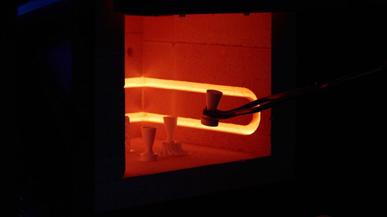 使用 Alumina 4N Resin 打印的部件放置在热窑中
