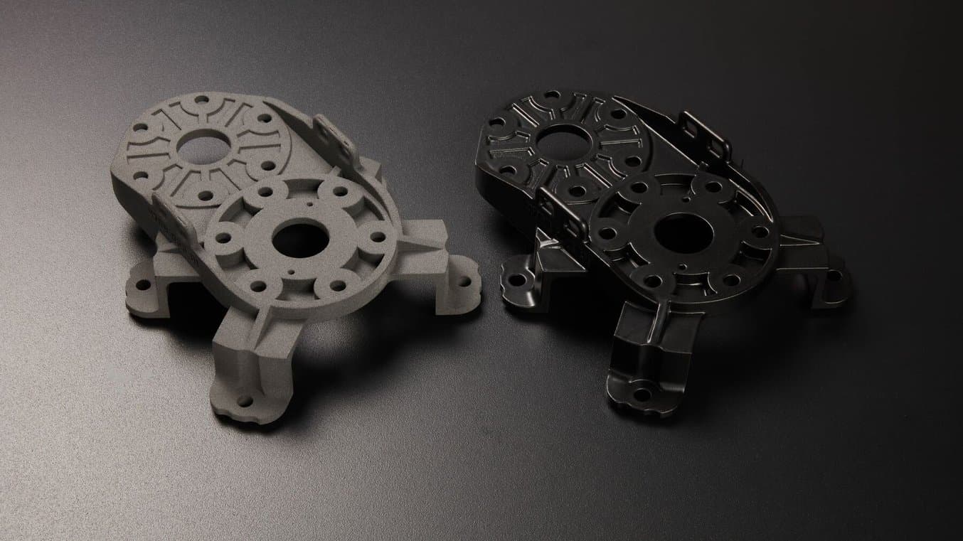 蒸汽平滑前后的试件。蒸汽平滑后的部件为黑色,外观有光泽。