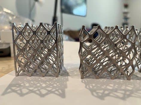 3D 打印晶格结构的两份复制品。左侧结构完好无损,右侧结构在压缩试验中被压扁了大约 5%-10%。
