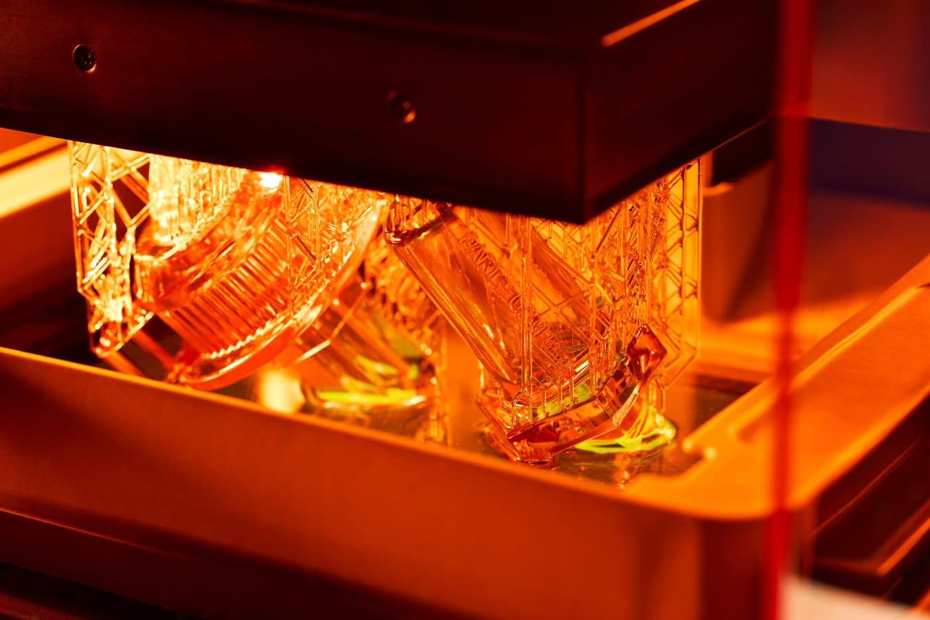 SLA 3D 打印机正在打印的部件
