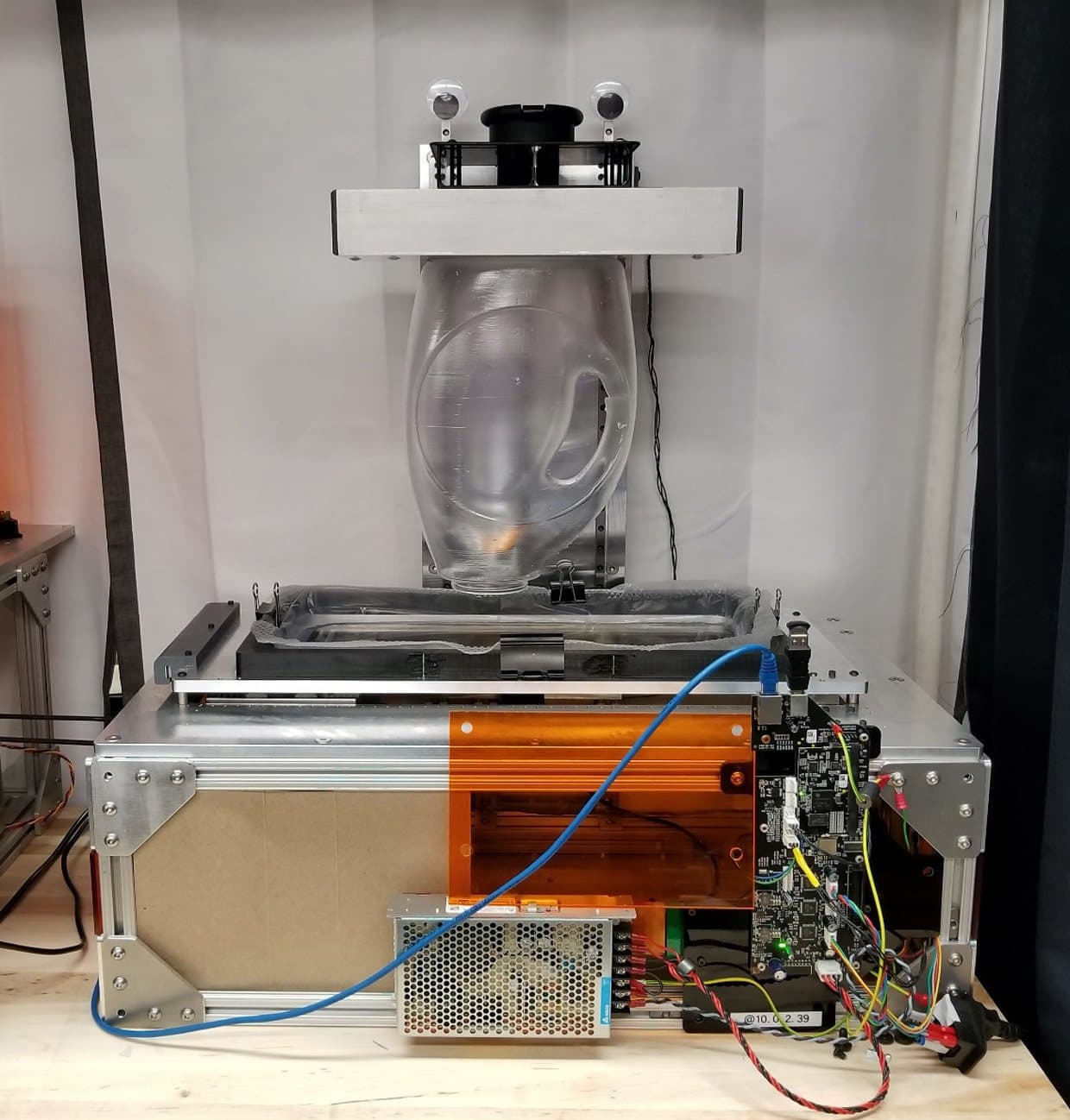 Form 3L 大幅面 3D 打印机的早期功能性原型。