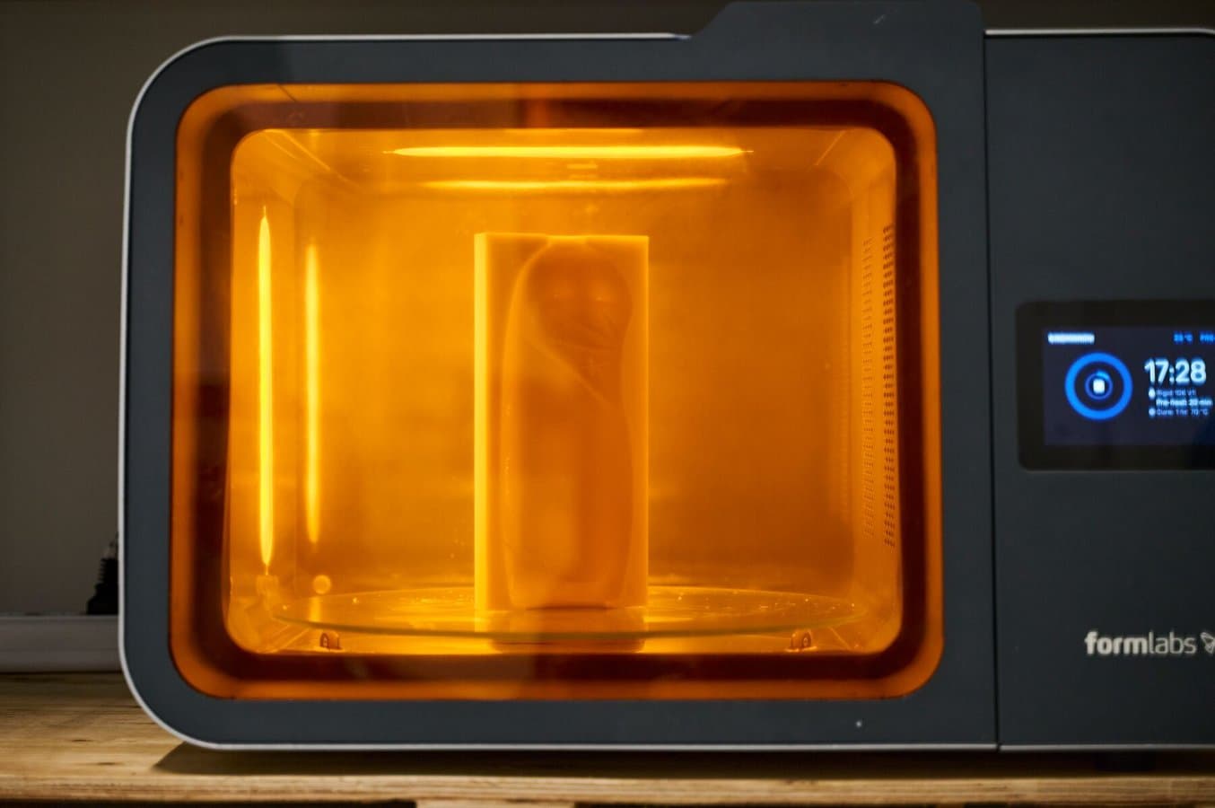 清洗后,移除支撑结构,后固化模具。