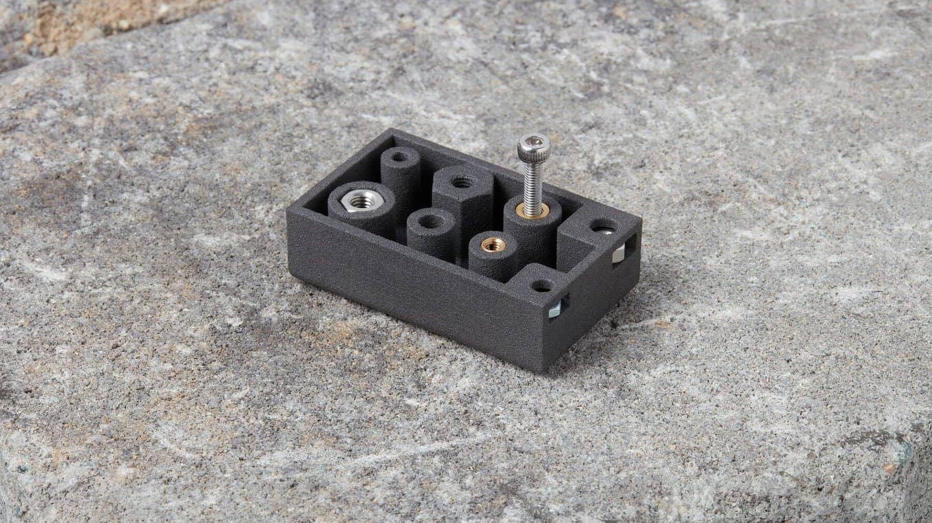 测试部件,其中机器螺丝安装在热固性嵌件内。