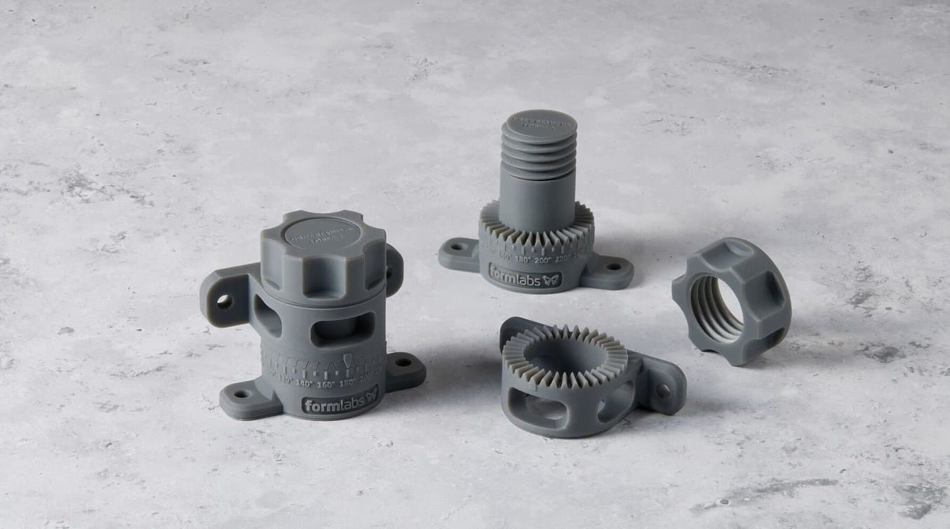 在 Form 4 中使用 Grey Resin V5 制造的 Form 4 样品部件可调角支架