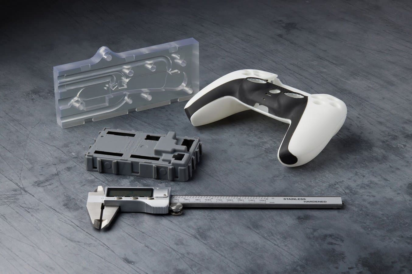 使用 Clear Resin、Grey Resin、White Resin 和 Black Resin 打印的 3D 原型