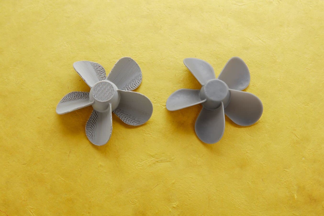 FDM 与 SLA 3D 打印部件的并排比较。